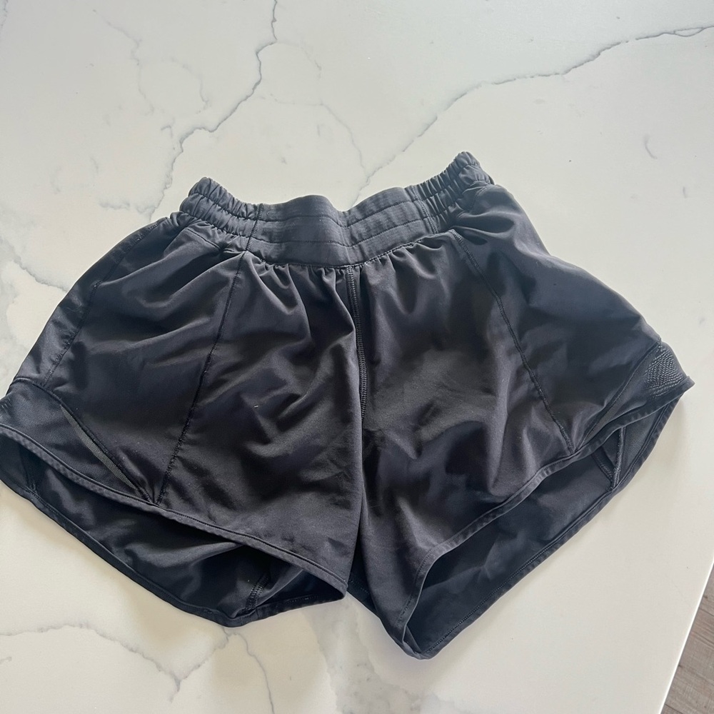 Lululemon Hotty Hot black shorts 2.5” size 4